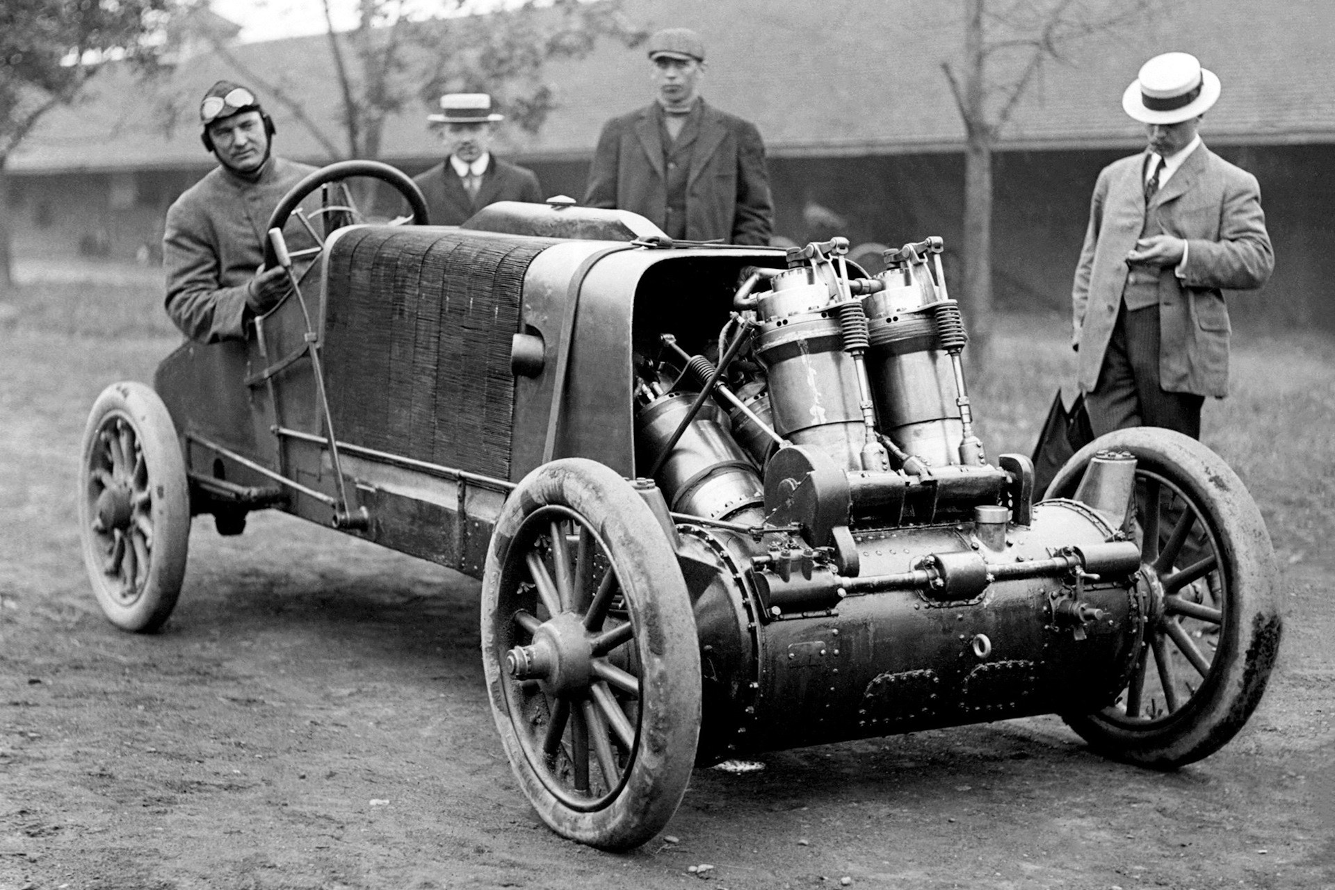История первых автомобилей: от паровых карет до внутреннего сгорания